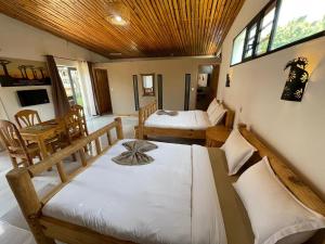 Postel nebo postele na pokoji v ubytování Hotel Restaurant Fitahiana Logde Ampefy - Site 2 Tsarahafatra II