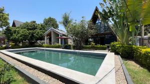 Bazén v ubytování Hotel Restaurant Fitahiana Logde Ampefy - Site 2 Tsarahafatra II nebo v jeho okolí