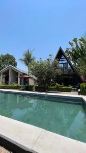 Bazén v ubytování Hotel Restaurant Fitahiana Logde Ampefy - Site 2 Tsarahafatra II nebo v jeho okolí