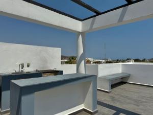 a kitchen with a counter and a sink on a roof at Depa en el Centro Historico By GPSRentas in Isla Cardones