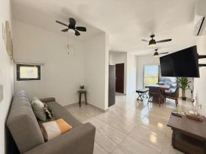a living room with a couch and a flat screen tv at Depa en el Centro Historico By GPSRentas in Isla Cardones