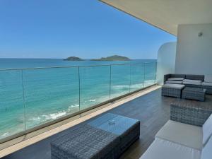 Una sala de estar con vista al mar. en Lujoso Depa con Vista al Mar by Partner Host, en Mazatlán