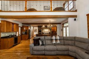 a living room with a couch and a kitchen at Summit Retreat Seven Springs in Champion