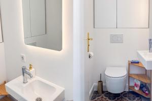 汉堡Stilvolles Studio in der Nähe der Sternschanze & Messe的带水槽和马桶的白色浴室