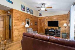 TV a/nebo společenská místnost v ubytování The Galaxy Getaway - Talking Rock Creek Resort