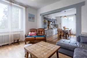 PlouhinecにあるMaison Ty Mel à 3 km des plagesのソファとテーブルのあるリビングルーム