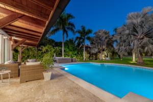 ein Swimmingpool im Hinterhof eines Hauses in der Unterkunft Villa Polo Luxury Villa in Casa de Campo, La Romana in La Romana