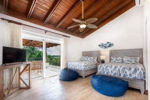 ein Schlafzimmer mit Bett und Fernseher und Balkon in der Unterkunft Villa Polo Luxury Villa in Casa de Campo, La Romana in La Romana + 42 Fotos