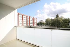 een lege kamer met een groot raam in een gebouw bij Convenient Apartment for 2 in Kouvola