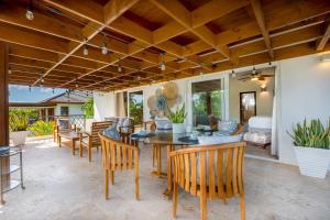 ein Wohnzimmer mit Tisch und Stühlen in der Unterkunft Villa Polo Luxury Villa in Casa de Campo, La Romana in La Romana