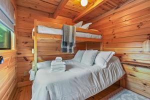 Giường trong phòng chung tại Evergreen Escape - Hot Tub