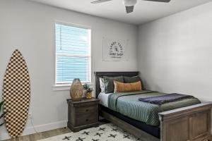 Postel nebo postele na pokoji v ubytování Near Beach Tiki Bar Swings Beautiful Design