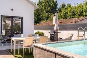 サン・クガ・デル・バリェスにあるThe Sweet House - BBQ y piscinaのパティオ(プール、テーブル、グリル付)