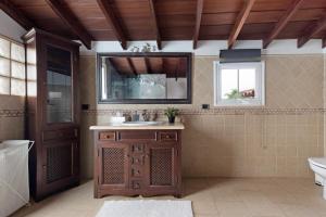un baño con lavabo y espejo en Casa Gauguin, en Puntillo del Sol 19 fotos más