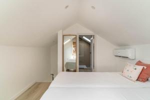 サン・クガ・デル・バリェスにあるThe Sweet House - BBQ y piscinaの白いベッドルーム(大型ベッド1台、鏡付) +51枚の写真