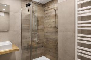 eine Dusche mit einer Glastür in einem Badezimmer in der Unterkunft Ferienwohnung 1 Coburg-Creidlitz in Coburg + 15 Fotos