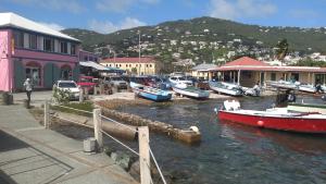 Un grupo de barcos están atracados en un puerto en Frenchtown Studio, en Nazareth