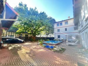 a courtyard with a swimming pool in front of a building at Ferienhaus Bernoth in Erfurt
