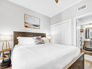 Voodi või voodid majutusasutuse Steps To Beach Snowbirds Welcome Large Balcony toas +36 fotot