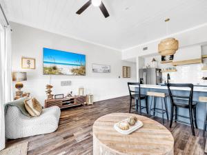 Köök või kööginurk majutusasutuses Steps To Beach Snowbirds Welcome Large Balcony