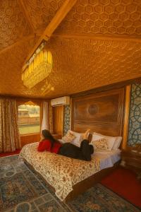 Una mujer acostada en una cama en una habitación. en halloween palace, en Srinagar