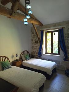 ein Schlafzimmer mit zwei Betten und einem Fenster in der Unterkunft Idyllic Private Island Watermill Paradise in Roquebrune + 33 Fotos