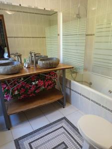 ein Badezimmer mit drei Waschbecken und einer Badewanne in der Unterkunft Idyllic Private Island Watermill Paradise in Roquebrune