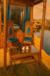 Una sala de estar con dos sillas y una mesa. en halloween palace, en Srinagar