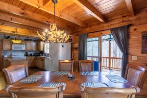 Gallery image of Our Neck of the Woods at Hidden Lake in Nebo +50 photos