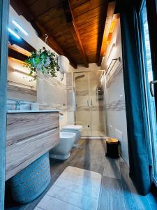 a bathroom with two toilets and a shower at Casa Ipogeo in SantʼAntìoco