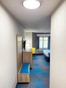 a room with a bedroom with a bed and a desk at Hotel Lincoln Inn on Route 66 and near I-55 in Lincoln