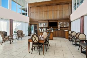 uma sala de jantar com mesa e cadeiras em Brandywine Valley Inn SureStay Plus by Best Western em Wilmington