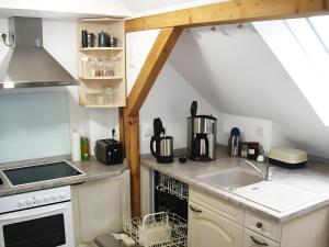 a kitchen with a sink and a counter top at A Casa Alfred Kemmern in Kemmern