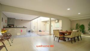 eine Küche und ein Esszimmer mit Tisch und Stühlen in der Unterkunft Casa em Rondonopolis com area gourmet in Rondonópolis