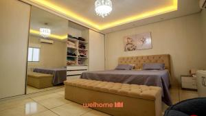 um quarto com duas camas e um sofá em Casa em Rondonopolis com area gourmet em Rondonópolis