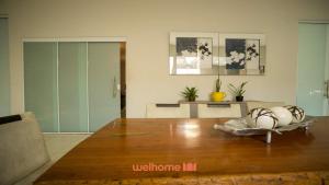 uma sala de estar com uma mesa de madeira num quarto em Casa em Rondonopolis com area gourmet em Rondonópolis