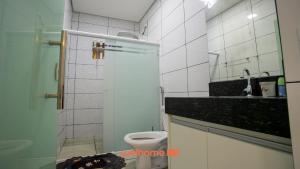um pequeno banheiro com um vaso sanitário e uma pia em Casa em Rondonopolis com area gourmet em Rondonópolis