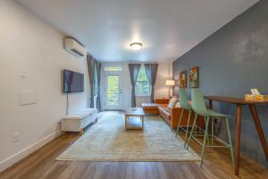 Un televizor și/sau centru de divertisment la Evergreen Retreat B 30 Night Minimum apts