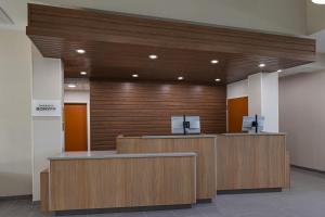 un hall de bureau avec des murs en bois et des bureaux dans l'établissement Fairfield Inn Sacramento Cal Expo, à Sacramento