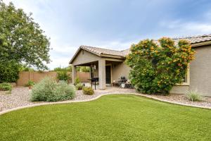 GermannにあるPool Access! Suburban Home 11 Mi to Dtwn Gilbertの芝生の庭のある家