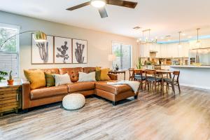 GermannにあるPool Access! Suburban Home 11 Mi to Dtwn Gilbertのソファのあるリビングルームとダイニングルーム