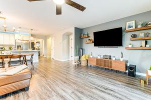 GermannにあるPool Access! Suburban Home 11 Mi to Dtwn Gilbertの壁に薄型テレビが取り付けられたリビングルーム