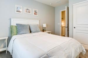 GermannにあるPool Access! Suburban Home 11 Mi to Dtwn Gilbertの大きな白いベッドと青い枕のある寝室 +20枚の写真