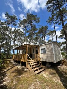 domek z werandą i tarasem w obiekcie MH295 3chambres et 1 salle de bain de 40m2 dans camping 4 étoiles w mieście Saint-Julien-en-Born