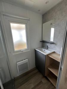 łazienka z umywalką i oknem w obiekcie MH295 3chambres et 1 salle de bain de 40m2 dans camping 4 étoiles w mieście Saint-Julien-en-Born