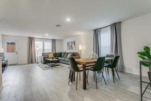 een woonkamer in een appartement met een tafel en stoelen bij Spacious 4BR Family Home in New Braunfels in New Braunfels