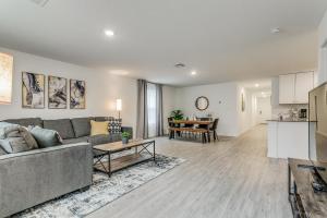 een woonkamer met een bank en een tafel bij Spacious 4BR Family Home in New Braunfels in New Braunfels