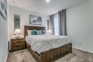 een slaapkamer met een bed, 2 lampen en een raam bij Spacious 4BR Family Home in New Braunfels in New Braunfels +4 foto's