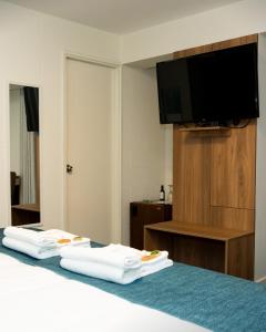 Habitación de hotel con cama y TV de pantalla plana en VIP Hotel, en Ilo 18 fotos más