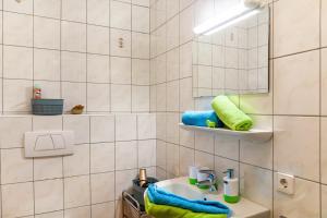 a bathroom with a sink and a mirror at Ferienwohnung Haus Unterrain in Niederuntersberg +27 photos
